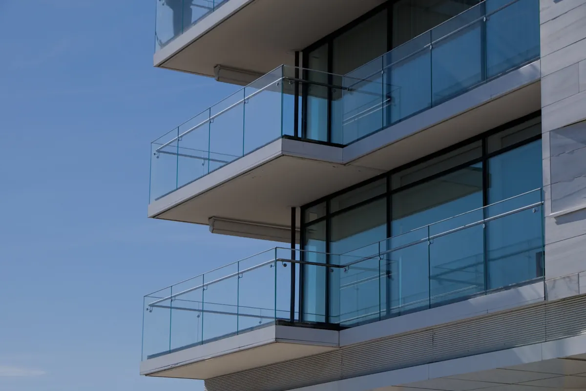 Balcones con barandas de vidrio de un edificio