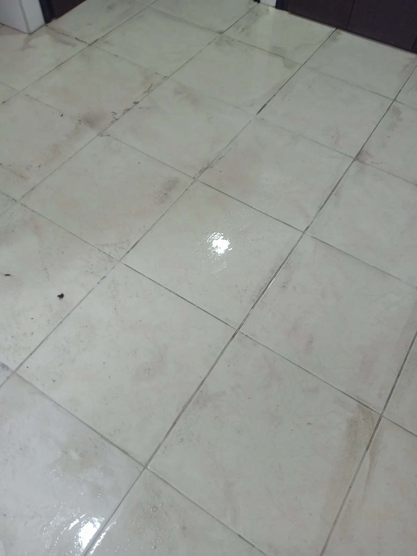 Piso durante la limpieza, con manchas oscuras todavía visibles