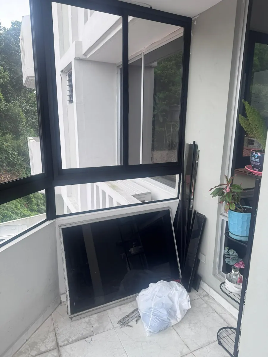 Balcón con ventana y vidrios nuevos en cambio